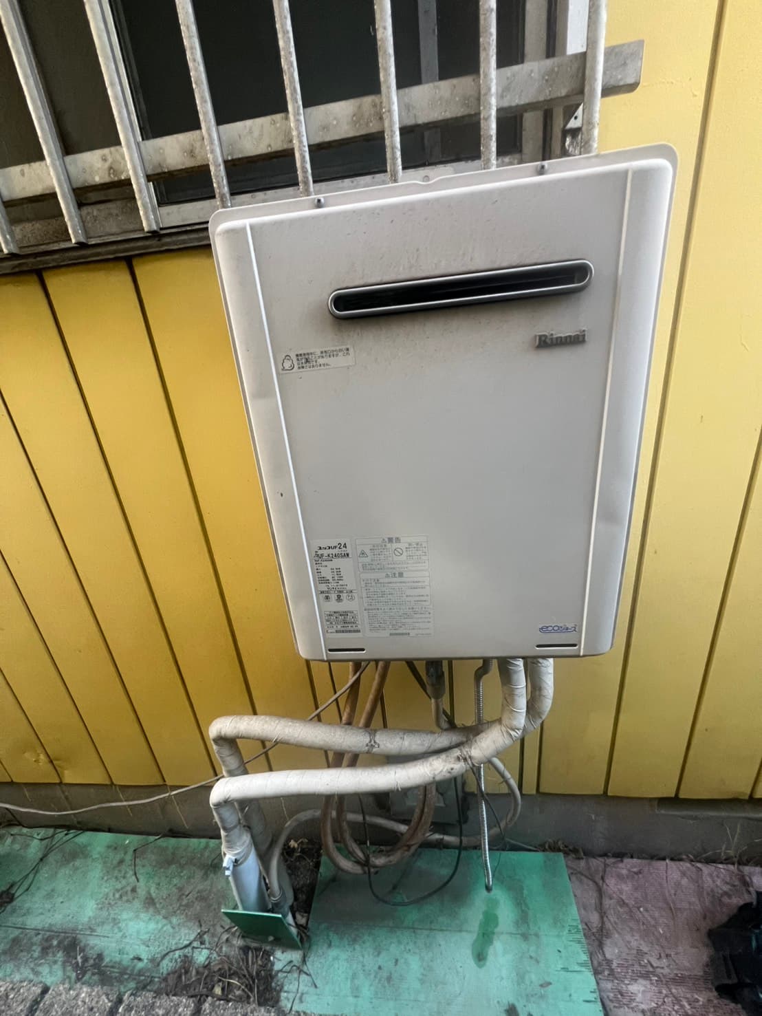 給湯器交換の施工写真 1